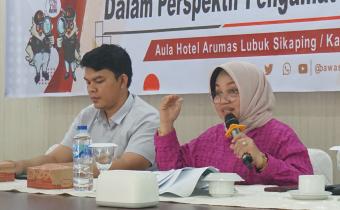 Elly Yanti saat memberikan materi evaluasi