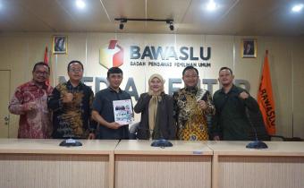 Bawaslu Kabupaten Pasaman serahkan laporan akhir kehumasan ke TA Bawaslu RI