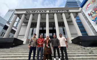 Ketua dan anggota serta sekretariat Bawaslu dalam pemberian keterangan di mahkamah konstitusi