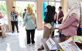 Rini Juita dalam  Peninjauan kesiapan di Beberapa TPS di Pasaman
