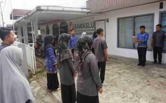 Koordinator Sekretariat Bawaslu Kabupaten Pasaman dalam Upacara Peringatan Hari Kebangkitan Nasional