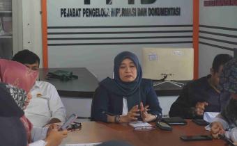 Rini Juita Ketua Bawaslu Kabuupaten Pasaman dalam Rapat Pleno Rutin 