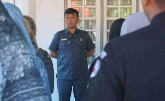 Al Ikhwan Koordinator Sekretariat Bawaslu Kabupaten Pasaman dalam kegaiatan apel rutin