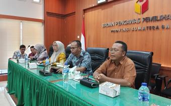 Alni (ketua Bawaslu prov Sumbar) dalam kegiatan RDK