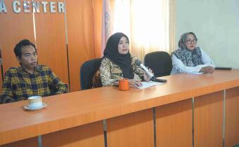  ketua dan anggota Bawaslu Pasaman dalam kegiaatan rapat pengelolaan pelayanan data dan informasi publik