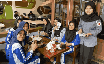 PPID Bawaslu Kabupaten Pasaman Sosialisasikan Keterbukaan Informasi Publik dengan Membagikan Brosur kepada Masyarakat