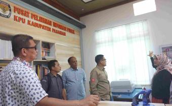 Rini Juita dalam  kunjungan ke PPID KPU Pasaman