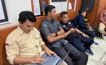 Oprerator JDIH Bawaslu Pasaman pada kegiatan evaluasi Jaringan Dokumentasi dan Informasi Hukum (JDIH)