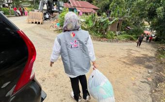 Badan Pengawas Pemilu (Bawaslu) Kabupaten Pasaman menunjukkan kepeduliannya terhadap masyarakat terdampak bencana 