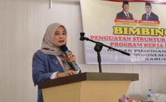 RINI JUITA (Ketua Bawaslu Kab Pasaman) saat menjadi Narasumber Pada Kegiatan Bimtek Parta Gerindra