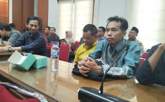 Anggota Bawaslu Pasaman(Zaini Afandi) dalam kegiatan finalisasi buku jejak penanganan pelanggaran