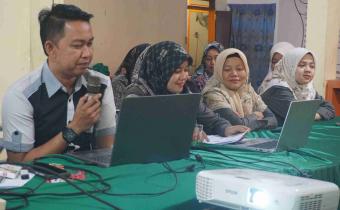 Rapat pengelolaan administrasi dan keuangan.