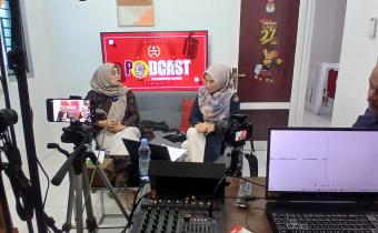 Rini Juita (ketua bawaslu Pasaman) dalam kegiatan podcast KPU