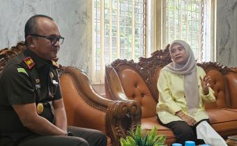 Rini juita (ketua bawaslu Pasaman) dalam kegitan koordinasi dengan kajari Pasaman