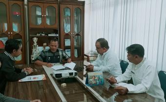 Zaini afandi (anggota Bawaslu Pasaman)dalam kegiatan koordinasi dengan Disdukcapil)