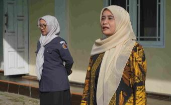 Rini Juita (Ketua Bawaslu Kabupaten Pasaman ) selaku pembina apel rutin sekretariat bawaslu kabupaten Pasaman