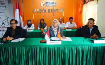 Ketua dan anggota Bawaslu Kabupaten Pasaman dalam simulasi  sidang Penyelesaian pelanggaran administrasi