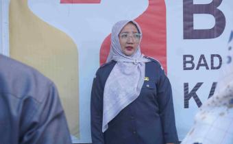 Susi Nofenti, saat memimpin apel rutin di halaman Kantor Bawaslu Pasaman, Senin (02/02/26).