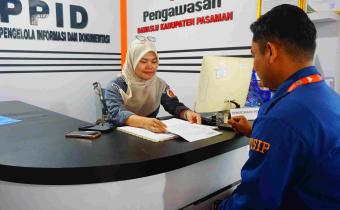 Petugas PPID Bawaslu Pasaman sedang melayani permintaan informasi publik