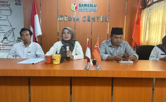 Rini Juita dalam kegiatan pleno rutin