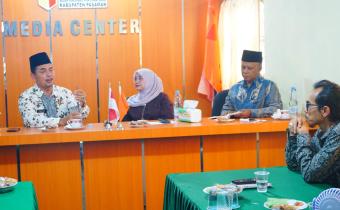 Rini Juita (ketua Bawaslu Pasaman) dan H.Parulian Dalimunte (wakil Bupati Pasaman) dalam kegiatan Kolaborasi Tanpa Batas