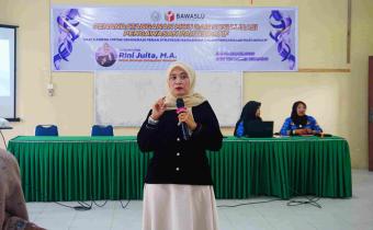 Rini Juita (Ketua Bawaslu Pasamana dalam kegiatan Bawaslu Goes to Kampus