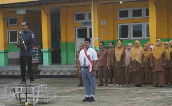 Zaini Afandi sebagai pembina upacara di SMAN 1 Lubuk Sikaping