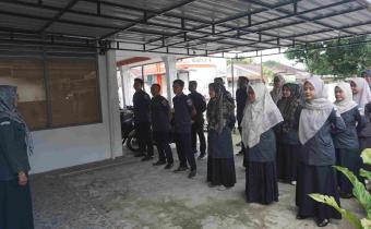 Susi Nofenti, saat memimpin apel rutin di halaman Kantor Bawaslu Pasaman, Senin (18/05/26).