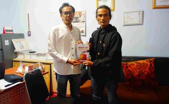 Anggota Bawaslu Pasaman (Zaini Afandi) menyerahkan buku Jejak Penanganan Pelanggaran Pemilihan 2024 kepada Komunitas Rumah Mentari di kantor Bawaslu Pasaman, Rabu (20/5)