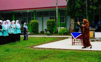Rini Juita (Ketua Bawaslu Kabupaten Pasaman) dalam kegiatan Sosialisasi di SMAN 1 Bonjol