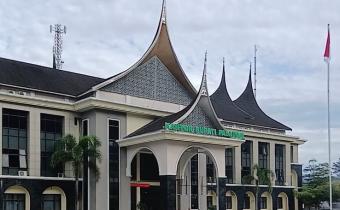 Kegiatan senam bersama yang dilaksanakan di halaman Kantor Bupati Pasaman