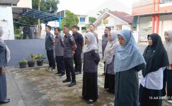 plt koordinator sekretariat Bawaslu  Kabupaten Pasaman, Susi Nofenti dalam apel rutin 
