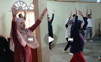 kegiatan kamis sehat, sekretariat dan pimpinan bawaslu dalam kegaiatan senam bersama