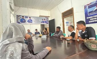 Zaini Afandi, didampingi oleh jajaran staf Sekretariat Bawaslu Kabupaten Pasaman dalam kegiatan Konsolidasi Demokrasi
