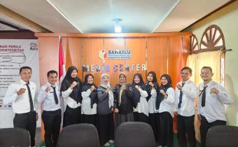 Ketua dan sekretariat Bawaslu Pasaman dalam kegiatan penutupan kegiatan orientasi PPPK