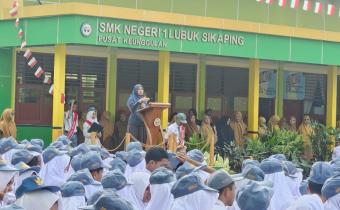 Ketua Bawaslu Pasaman (Rini juita) sebagai pembina Apel di SMKN 1 Lubuksikaping