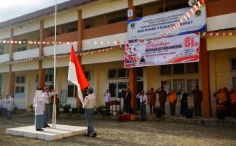 Rini Juita sebagai pembina upacara di SMAN 3 Sumbar