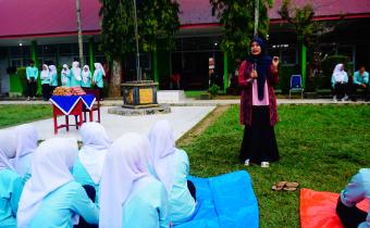 Rini Juita dalam memberikan pemahaman mengenai pentingnya demokrasi yang sehat kepada para pelajar, sekaligus menyaksikan rangkaian proses menjelang Pemilihan Ketua OSIS periode 2026–2027