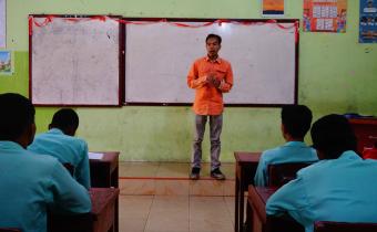 Zaini Afandi  dalam memberikan pendidikan demokrasi di SMKN 1 Lubuk Sikaping
